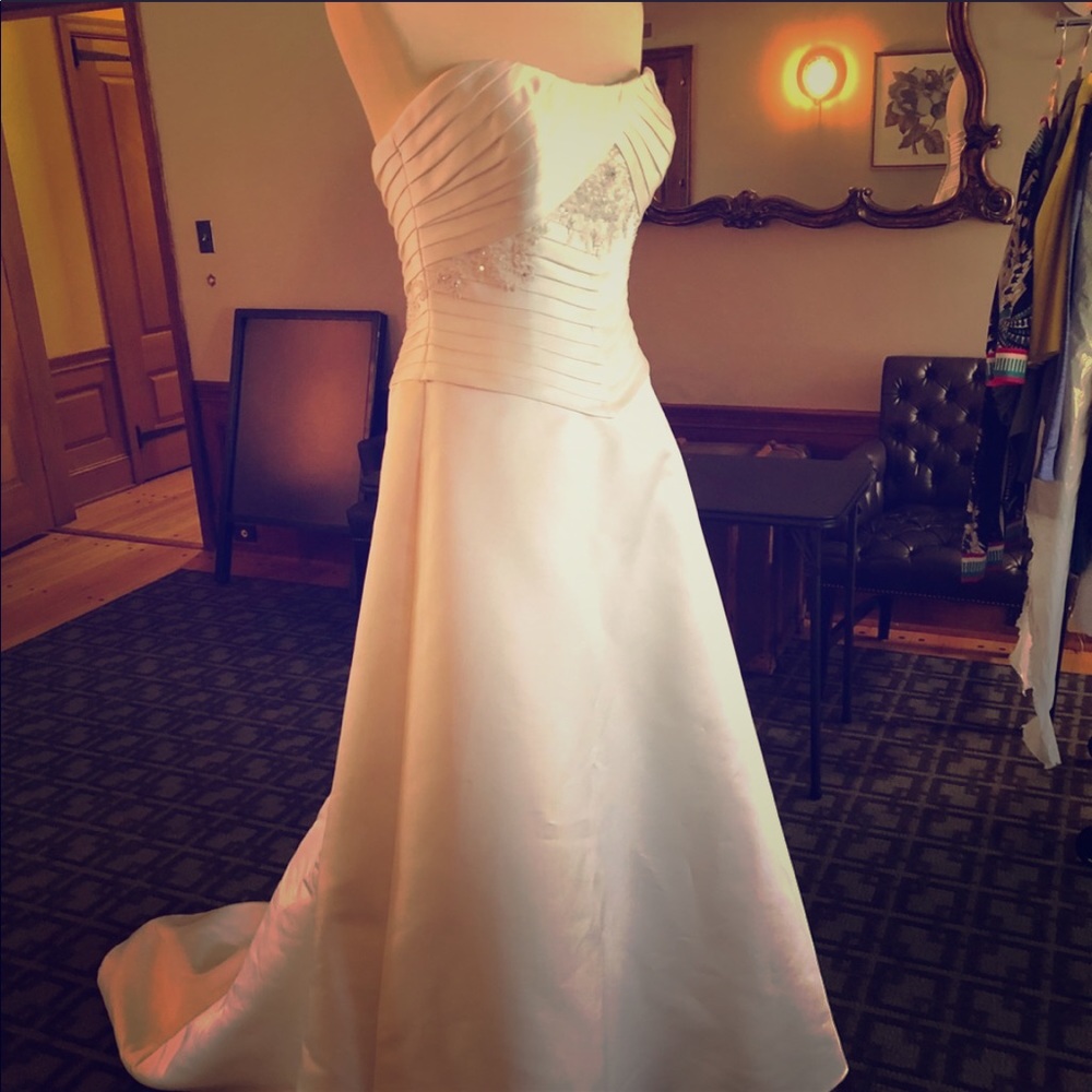 Mon Cheri Ivory Wedding Dress size 8